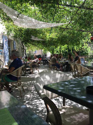 Ресторант, Luberon maison de village entière 2 à 6 personnes (Luberon maison de village entiere 2 a 6 personnes) in Cabrières-d'Aigues