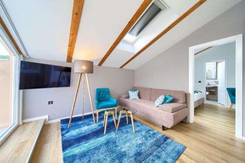 1 queen bed, 1 sofa bed