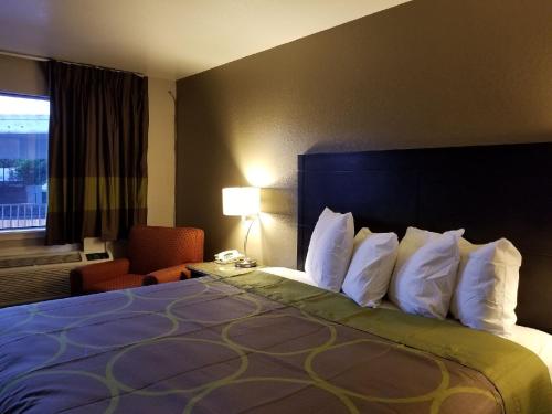 Super 8 by Wyndham San Antonio Downtown / Museum Reach - image 9