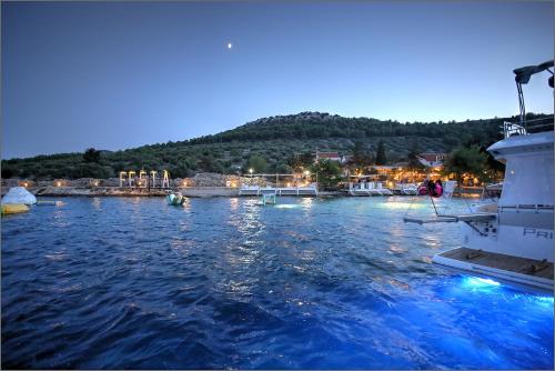 Restorāns, Glamping resort Fešta Kornati (Glamping resort Festa Kornati) in Žut
