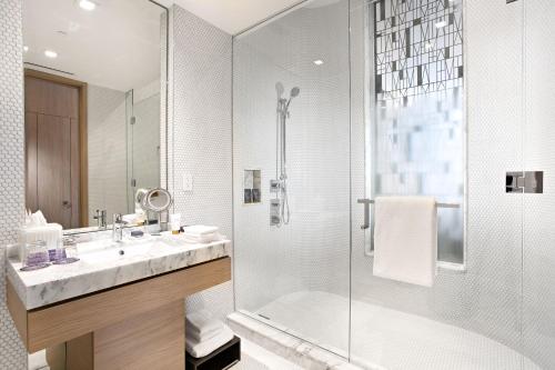 SLS LUX Brickell Set in a prime location of Miami (FL), SLS LUX Brickell puts everything the city has to offer just outside your doorstep. Featuring a satisfying list of amenities, guests will find their stay at the p