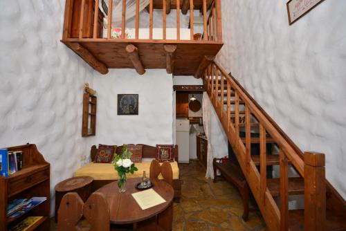 Viglatoras Viglatoras is perfectly located for both business and leisure guests in Sarchos. Featuring a complete list of amenities, guests will find their stay at the property a comfortable one. Free Wi-Fi in al