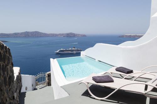 Moonstone Suite with Private Pool and Caldera View