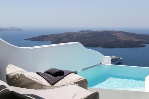 Topaz Suite with Private Pool and Caldera View