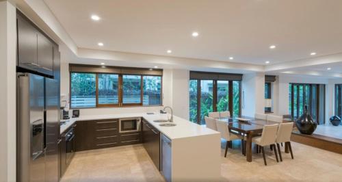 廚房, Luxury Apartments at Temple Resort and Spa Port Douglas in 波特道格拉斯南