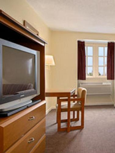 Super 8 by Wyndham New Orleans - image 2