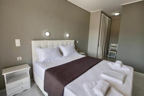 1 queen bed, 2 sofa beds