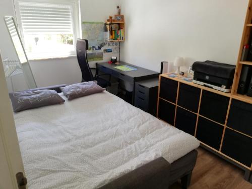  RUHIGES ZIMMER NÄHE LISSABON & STRAND in Almada