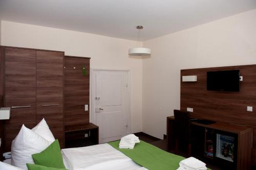1 queen bed