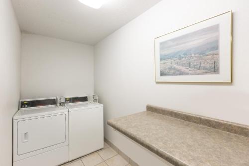 Days Inn by Wyndham Atlantic - image 4