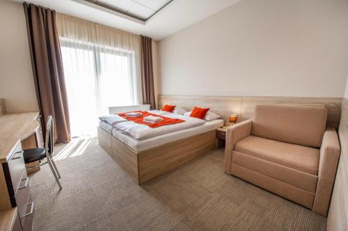 2 twin beds, 1 sofa bed
