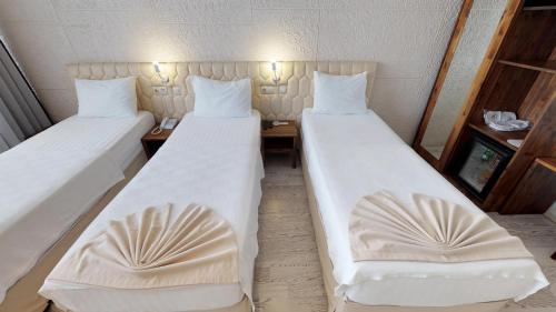 Triple Room with Garden View image 5