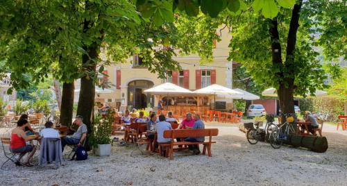 Vintage Castle "Schlosshof " Biker Hotel & B&B 3