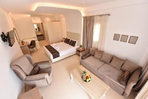 Queen Boutique Suites - image 6