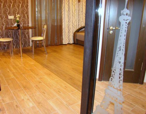 Kvartira-studio na prospekte Aleksandra Polia 'Parizh' (Studio apartment on Oleksandra Polia 'Paris'