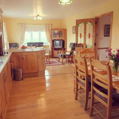 THISTLEDOWN - Ballina - Crossmolina - County Mayo - Sleeps 8 - Sister property to Inglewood