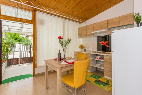 Studio Leon-Sara with shaded patio and garden view, Split (photo 8)