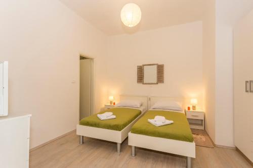 Studio Leon-Sara with shaded patio and garden view, Split (photo 5)