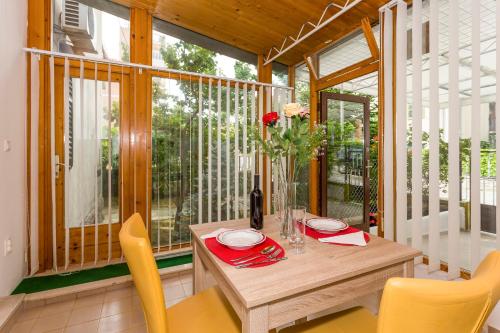 Studio Leon-Sara with shaded patio and garden view, Split (photo 2)