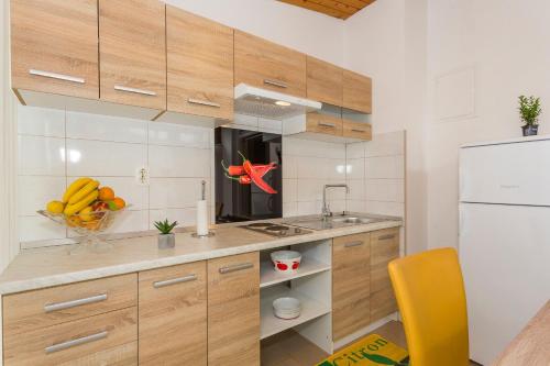 Studio Leon-Sara with shaded patio and garden view, Split (photo 10)