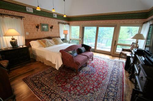 1 queen bed, 1 twin bed