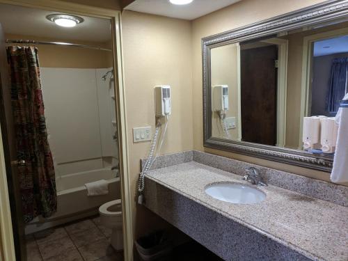 South Shore Inn Ideally located in the prime touristic area of Sandusky City Center, South Shore Inn promises a relaxing and wonderful visit. The hotel offers guests a range of services and amenities designed to prov