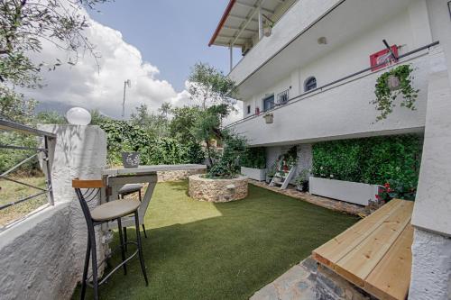 Irida Holiday Apartments in Lefktro