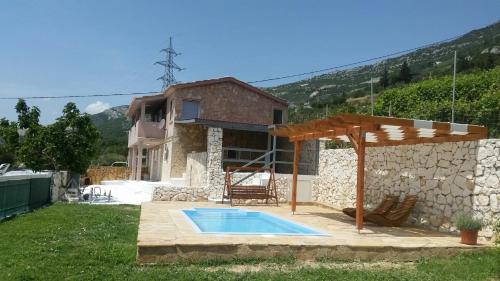 Holiday house with a swimming pool Kastel Stari Kastela - 15690 Kaštela 