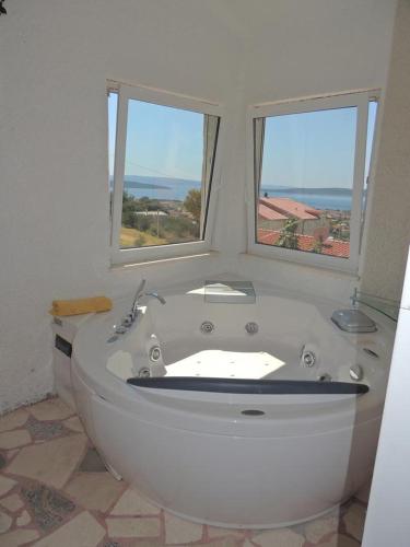 Holiday house with a swimming pool Kastel Stari Kastela - 15690 - image 5