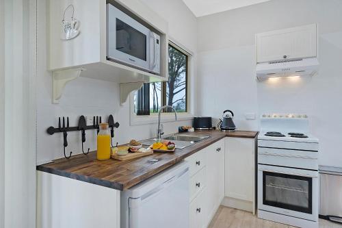 Blueberry Hills On Comleroy Blueberry Hills On Comleroy is conveniently located in the popular Kurrajong Heights area. The property offers a high standard of service and amenities to suit the individual needs of all travelers. S