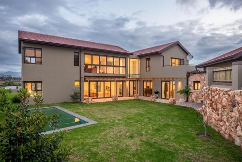 Modern Spacious Home In Heart Of Cape Winelands