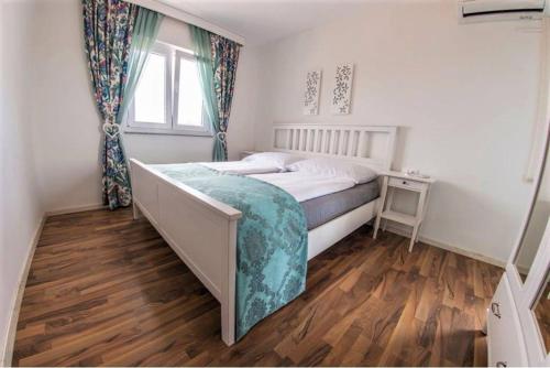 1 queen bed, 1 sofa bed