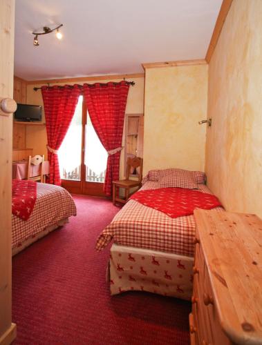 1 double bed, 1 twin bed