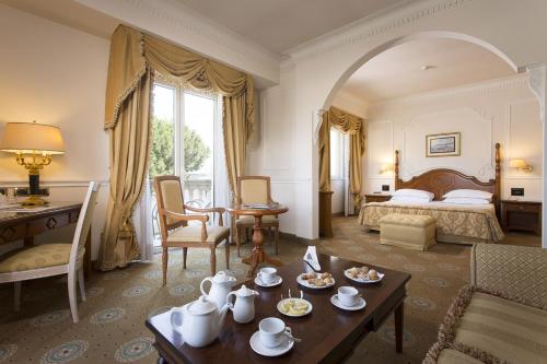 1 queen bed, 2 twin beds