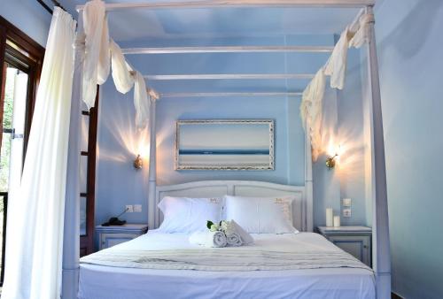 1 queen bed, 1 twin bed, 1 sofa bed