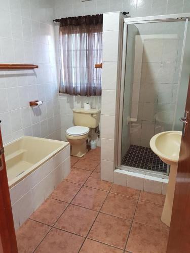 Bathroom, Oppi Rotse Guesthouse in Saint Lucia Estuary