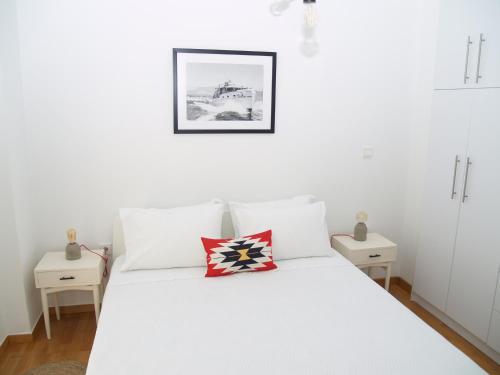 A Refreshed & Rich in Details Apartment in Piraeus (Passalimani - Marina Zeas), Athens