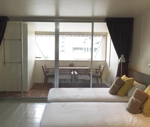 room detail thumbnail 2