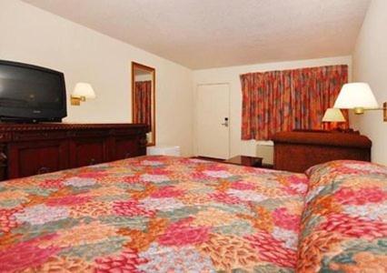Rodeway Inn Magic Mountain Area Room Type - One King Bed 