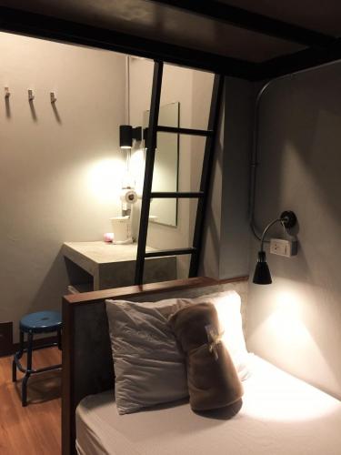 room detail thumbnail 2