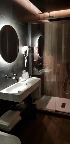 Bathroom, Bed Milano Linate in Milano Linate