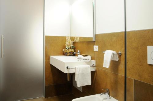 Bathroom, TOURING HOTEL & SPA in Edolo