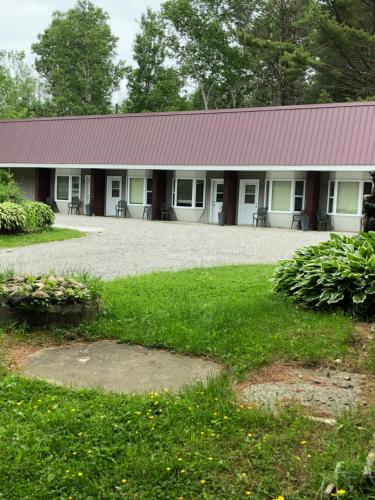 Kert, Noble Motel in Moore Falls