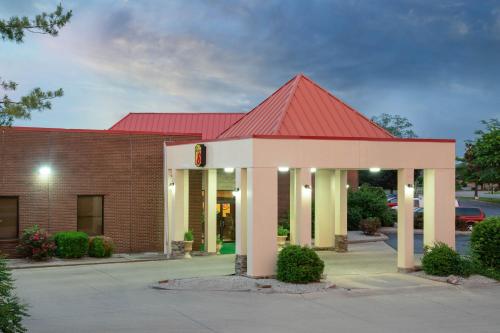 Super 8 by Wyndham Harrison OH - main image
