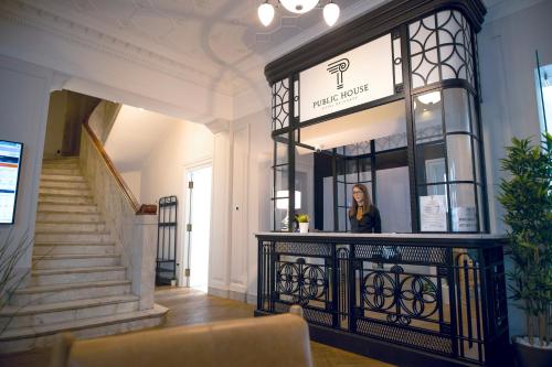 Public House Hotel - image 9