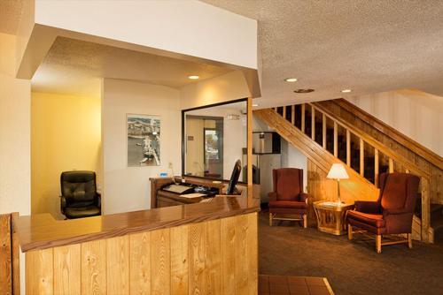 Superior Inn - image 7