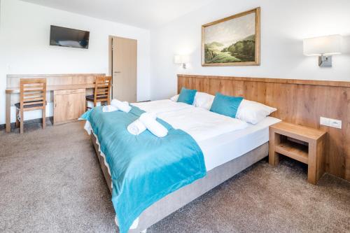 3 twin beds