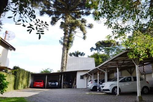 Hotel Pousada Dos Pinheiros in เอวเจนิโอ เฟร์เรย์รา