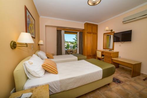 Andreolas Luxury Suites - image 4