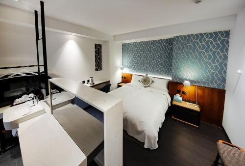 Standard Double Room image 2